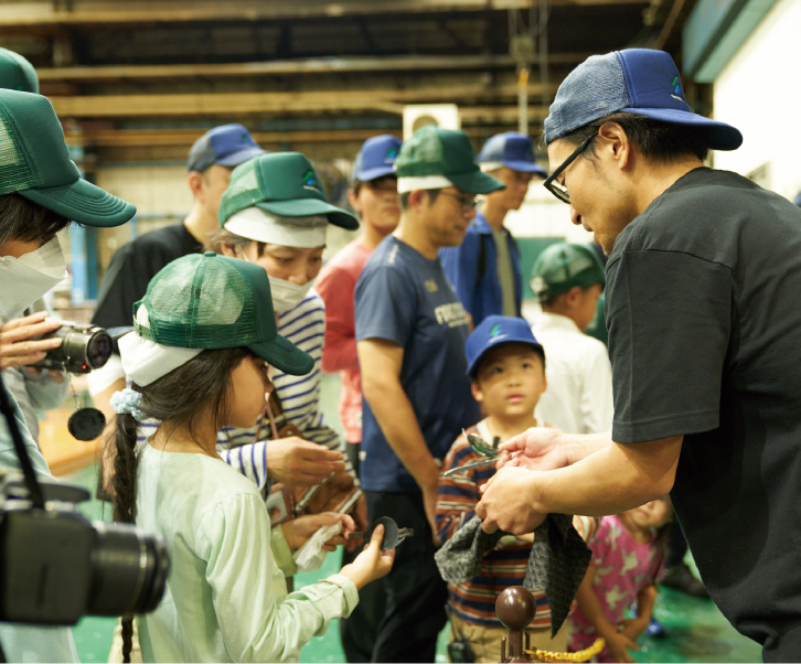 子どもたちへ、熱処理技術を紹介する様子